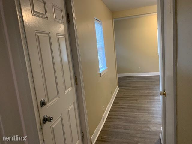 Building Photo - Studio, 1 bath Triplex - 829 S 27th St
