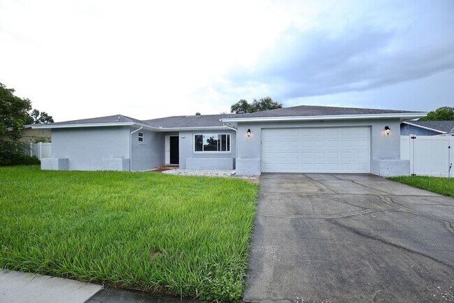 Foto del edificio - Gorgeous 4/2 Pool Home with a Covered Patio and a Large Fenced Backyard Located in Dr. Phillip's ...