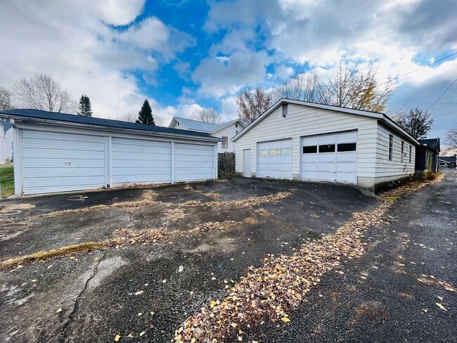 Building Photo - AVAILABLE NOW!