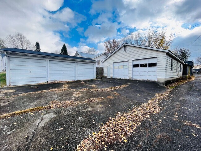 Foto del edificio - AVAILABLE NOW!