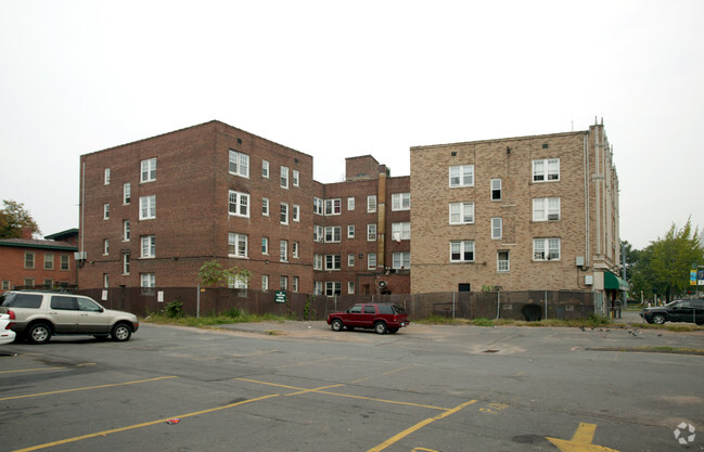 Off Street Parking - Wyllys Park Apartments