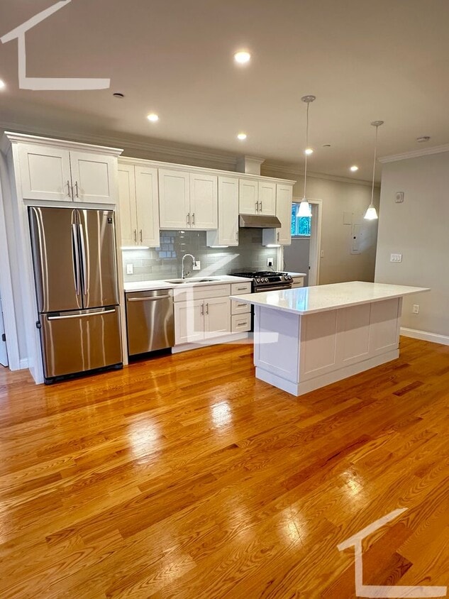 Primary Photo - XL Luxury Gem Near Attractions w 2 Parking...