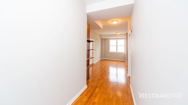 Building Photo - 828 W Grace-1106