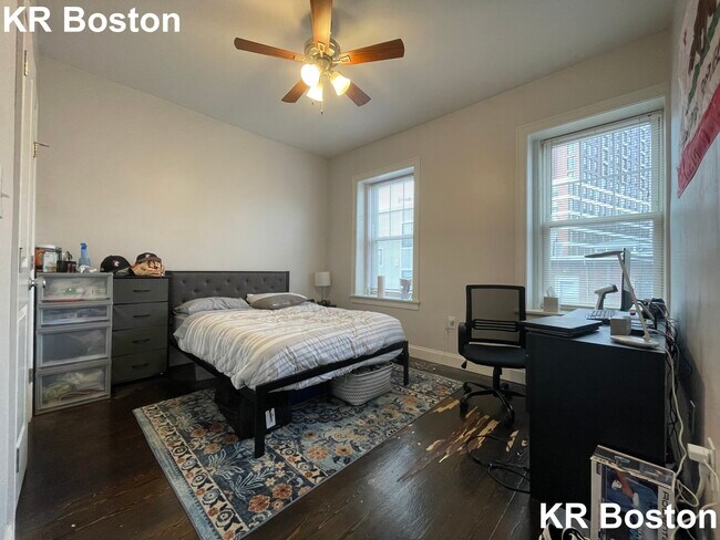Building Photo - 994 Tremont St