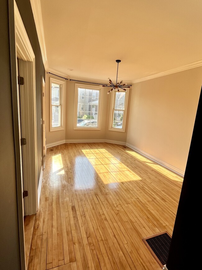 Foto del edificio - 2338 N Ridgeway Ave