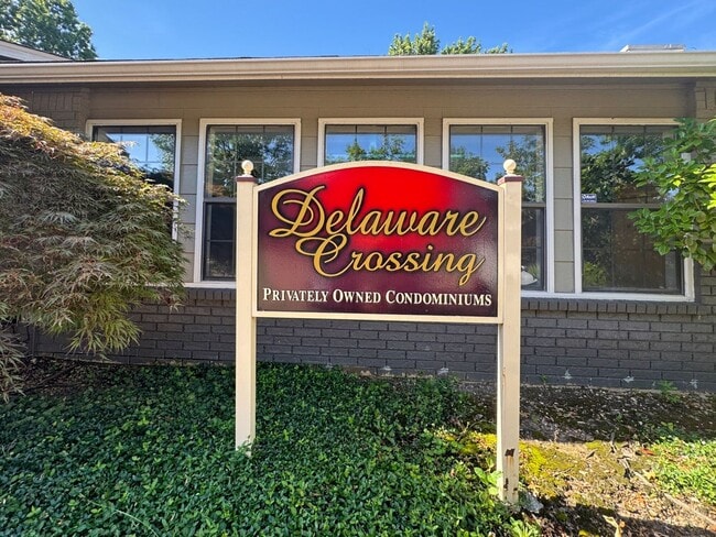 Building Photo - Darling Townhome near Jenks with a Pool!