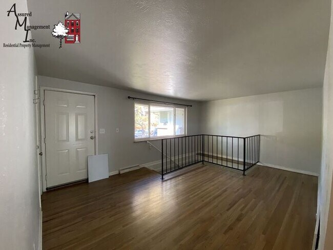 Foto del edificio - Large duplex with finished basement!! Near...