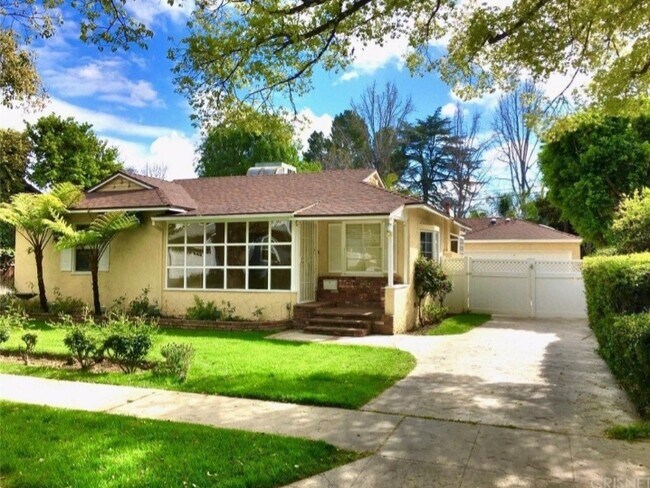 Gorgeous private gated driveway and brick front - 14024 Peach Grove St
