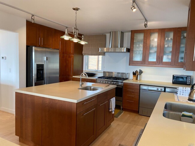 Building Photo - 1024 Sunset Dr