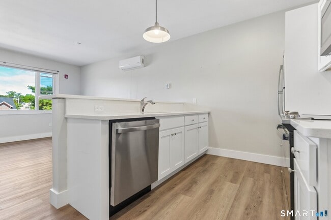 Building Photo - 256 Captain Thomas Blvd
