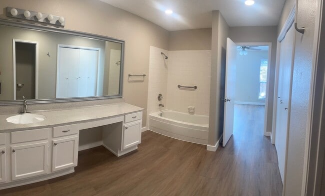 Main Bathroom - 1261 W Hudgins St