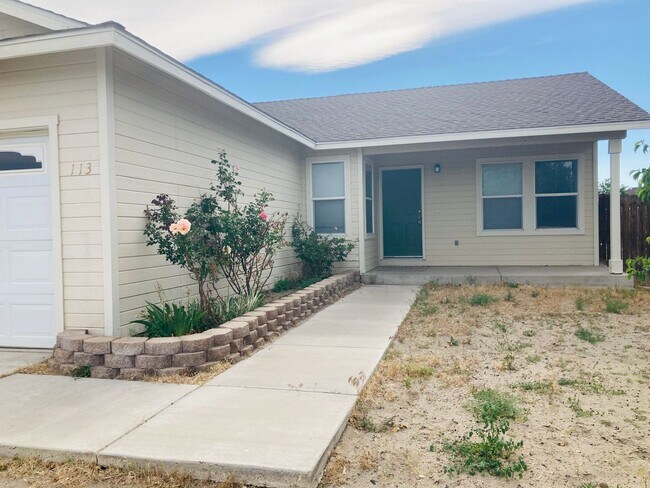 Building Photo - Charming 3 Bedroom