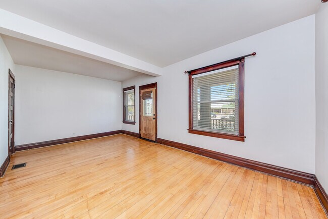 Foto del edificio - 426 N La Grange Rd