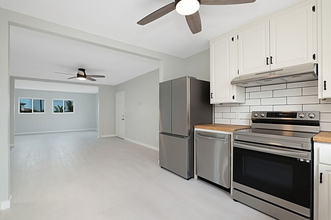 Foto del edificio - Large Corner Lot with a newly remodeled 2 ...