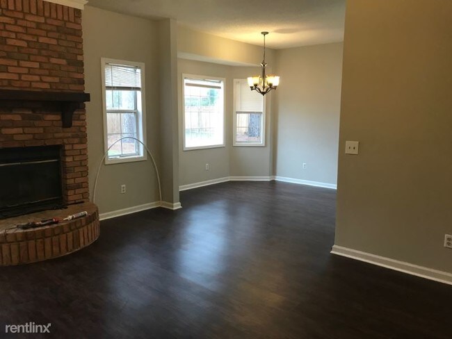 Building Photo - 3 br, 2 bath House - 2404 Creekwood. Dr.