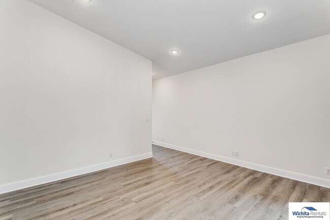 Foto del edificio - 3 bed, 2 bath duplex SE Wichita