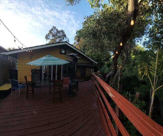 Building Photo - Free standing cozy creekside Downtown home