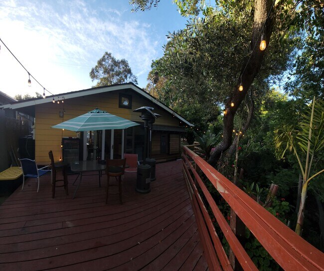 Foto del edificio - Free standing cozy creekside Downtown home