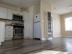 Building Photo - 219 W 7th St