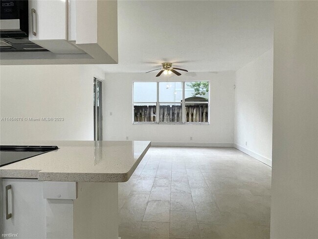 Building Photo - 3 br, 2 bath House - 21250 NE 8th Pl Apt 3 1