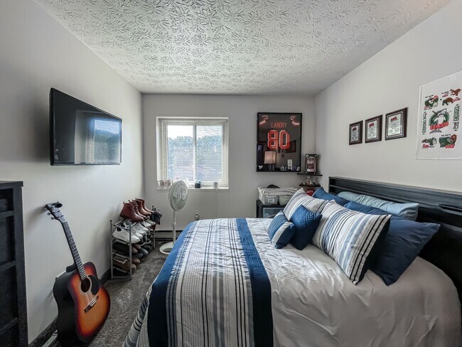 Foto del edificio - Newton Village Apartments