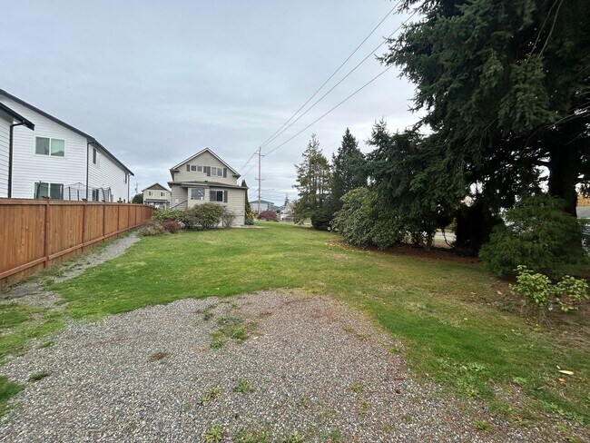 Foto del edificio - Great 3 bedroom 1.75 bath House in Tacoma with large backyard!