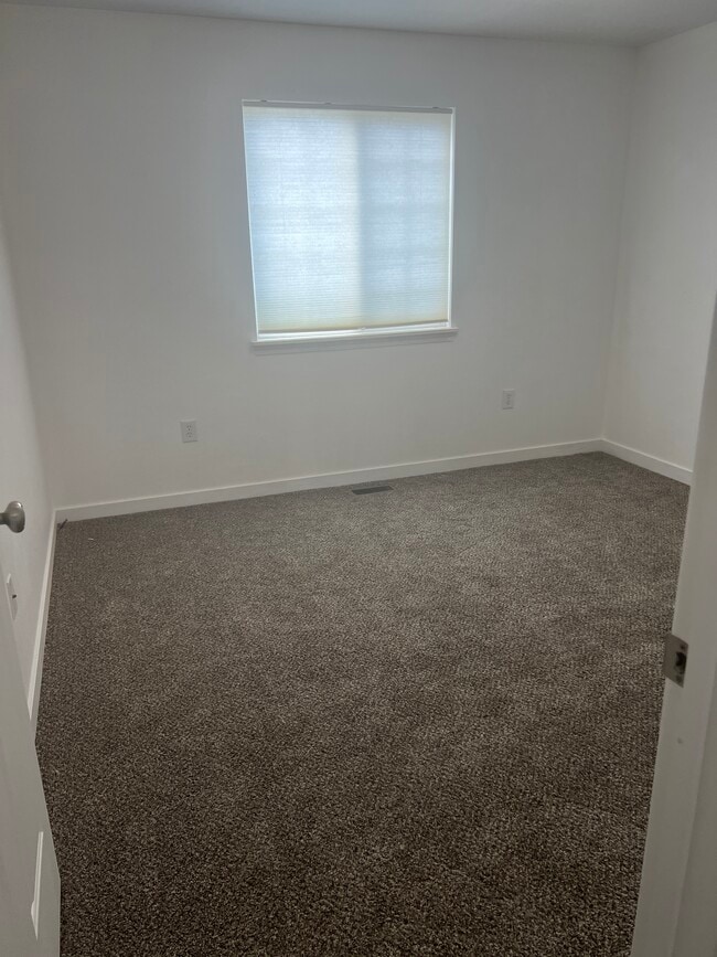 2nd bedroom - 806 N White Barn Rd