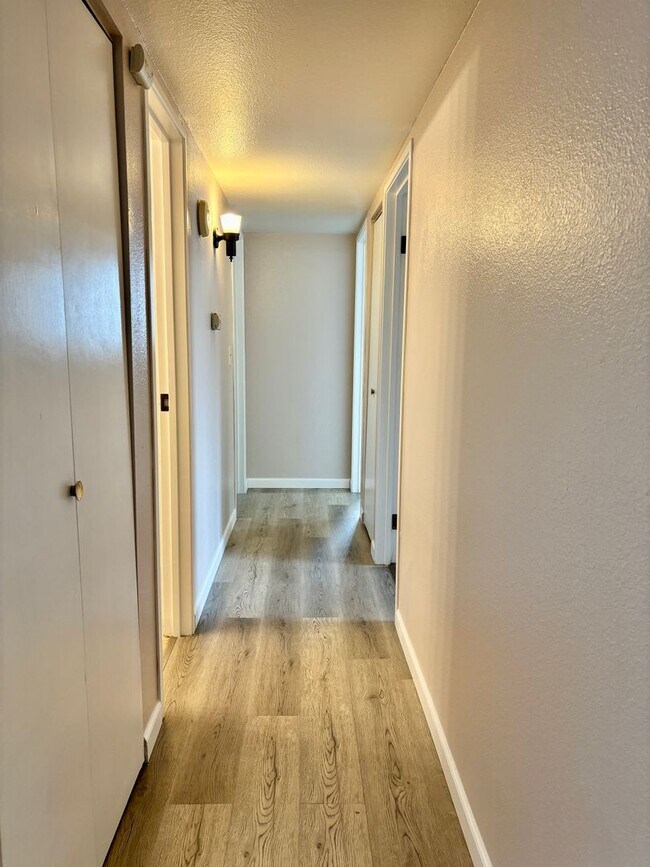 Foto del edificio - Updated 2 Bed/2 Bath Aurora Condo – Fireplace, Washer/Dryer, Community Perks!