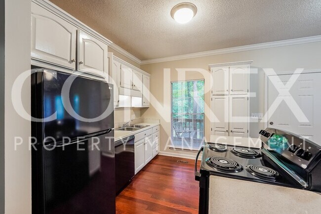Building Photo - 8717 Woodview Ln