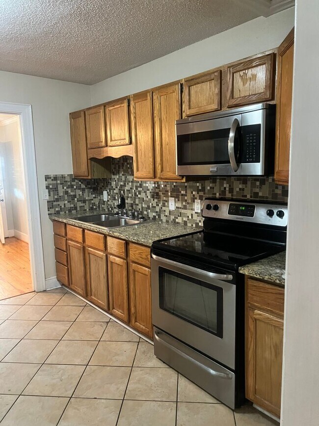 Building Photo - Three Bedroom Two Bath House for Rent in F...