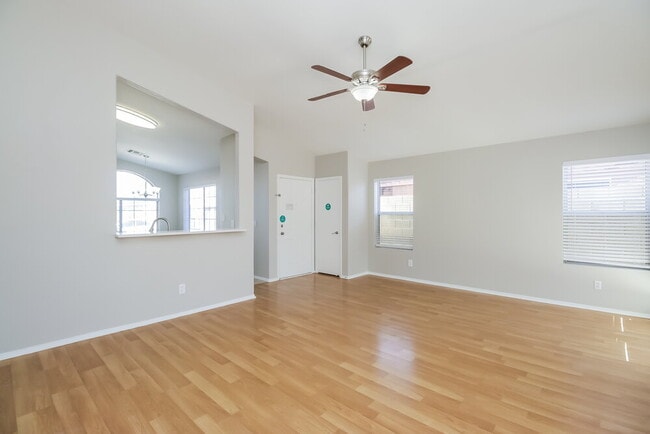 Foto del edificio - 851 E Boston St