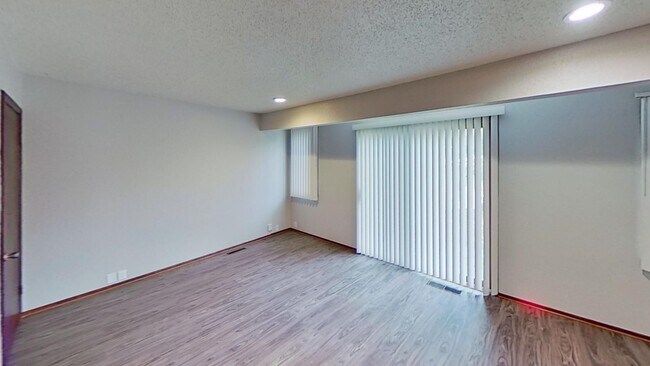 Building Photo - 518-520 Carr Dr