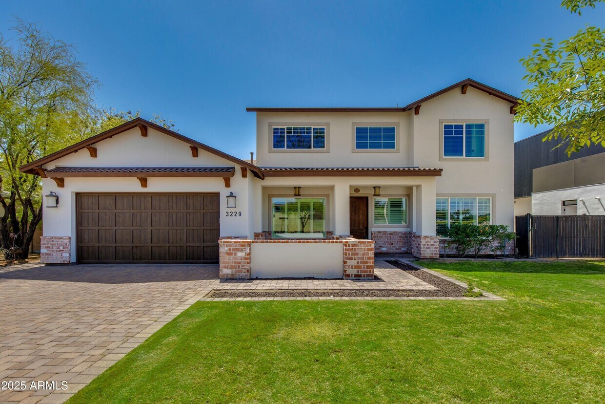 Foto principal - 3229 E Campbell Ave