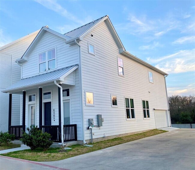 Foto del edificio - 4505 Grassland Dr