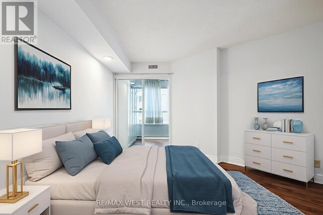 Photo du bâtiment - 717-1717 Bay St.