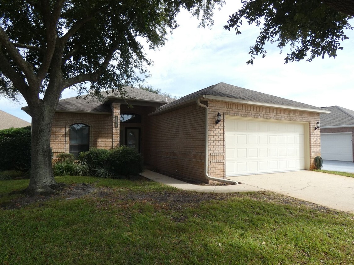 Primary Photo - Spacious 3-Bedroom Golf Course Home