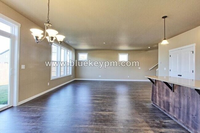 Building Photo - REDUCED $300! 3 Bed, 2.5 Baths Home with O...