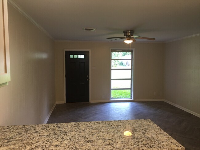 Foto del edificio - 2404 Spencer Ave