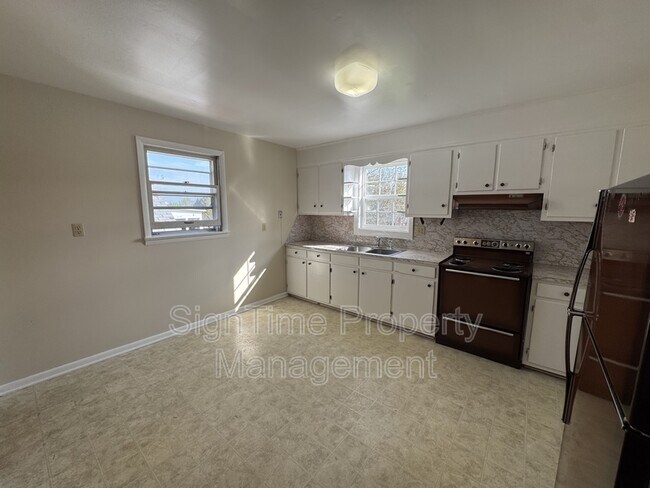 Foto del edificio - 10 N Main St