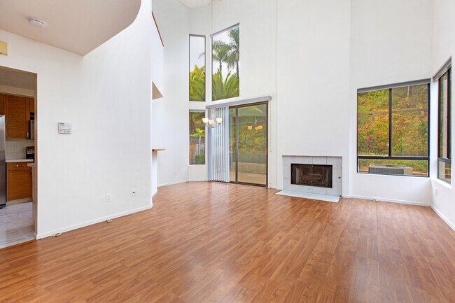 Foto del edificio - 1 br + Loft Townhouse. Private Patio!
