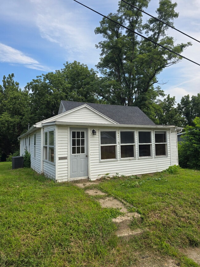 Building Photo - 1412 E Elmhurst Ave