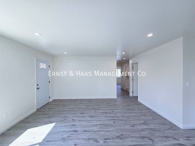 Building Photo - 1322 Lewis Ave