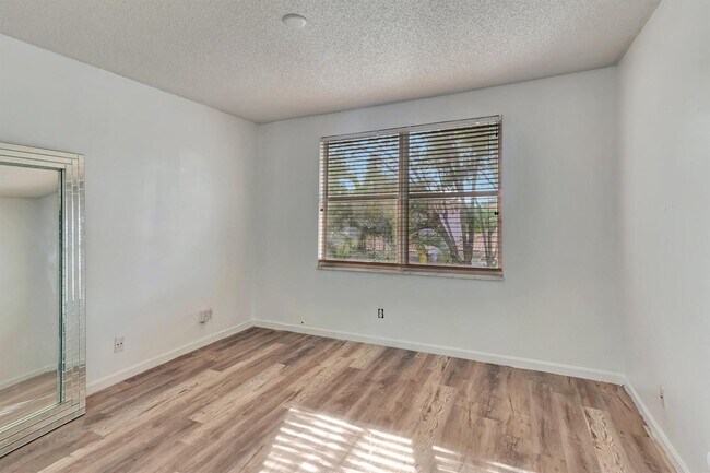 Building Photo - 3414 Commodore Ct