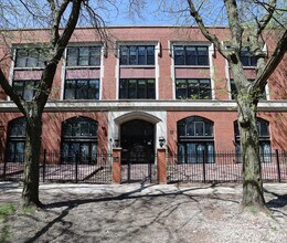 Building Photo - 4046 N Hermitage Ave