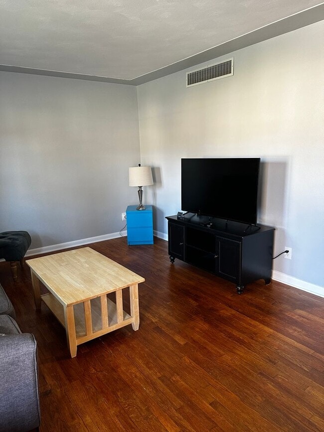 Building Photo - Cozy 2 bedroom, 1 bath single family home ...