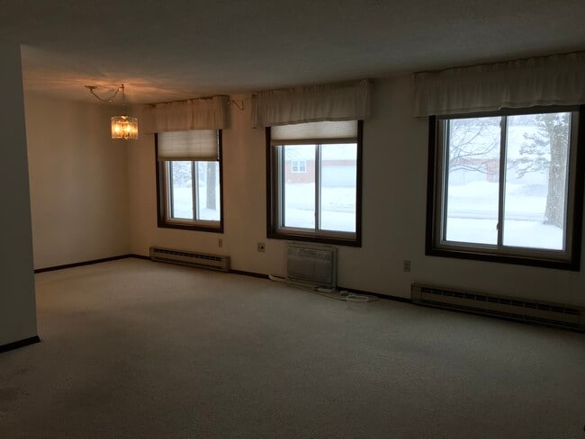 Living room/ dining area - 88 Wellington Ct