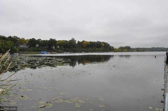 Foto del edificio - 1304 W Medicine Lake Dr