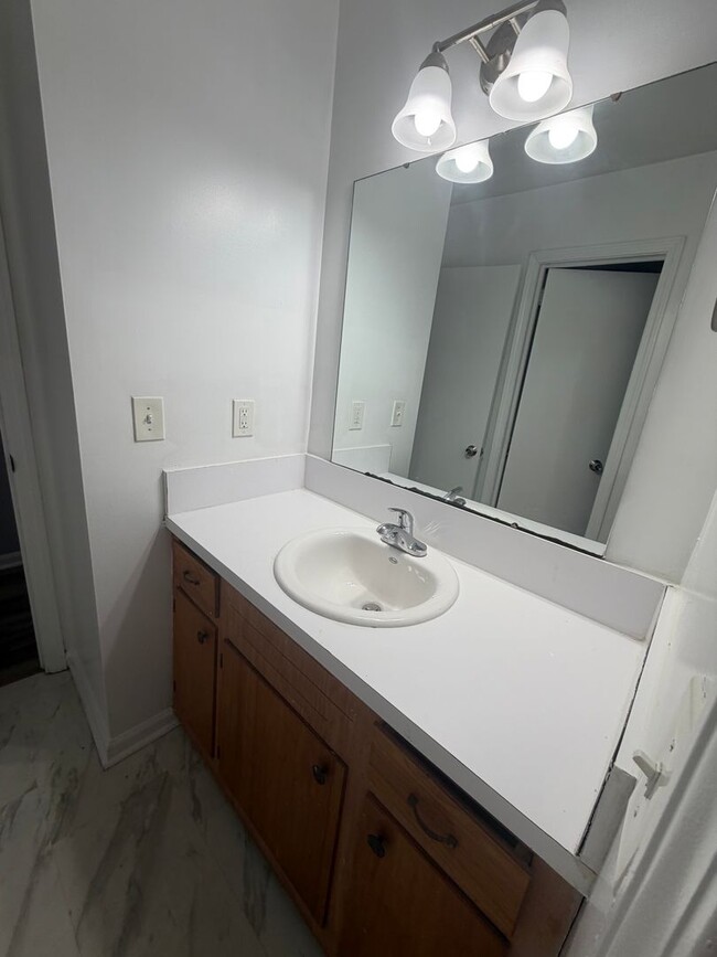 Building Photo - 3 Bedroom available