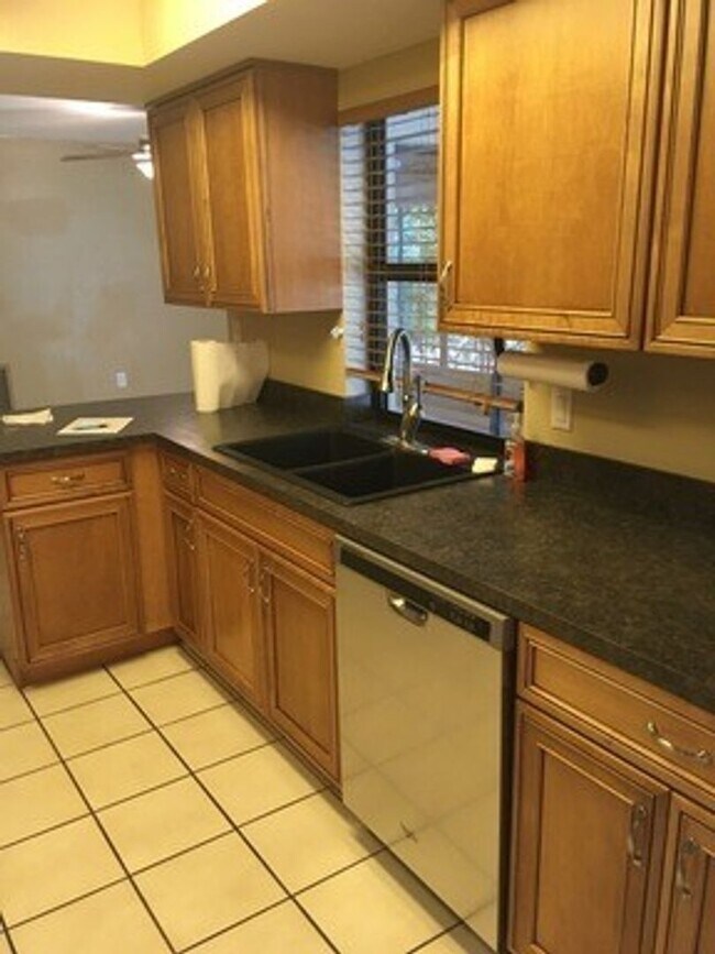 Foto del edificio - Location, convenience, comfort. This 4 bedroom plus den, 2 bath has it all!