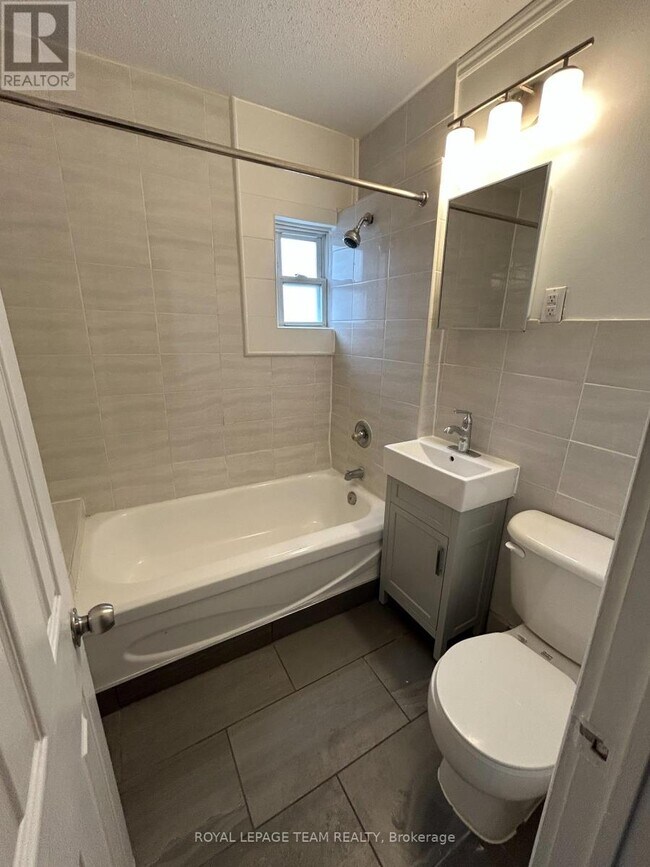 Photo du bâtiment - 883-883 Somerset St W